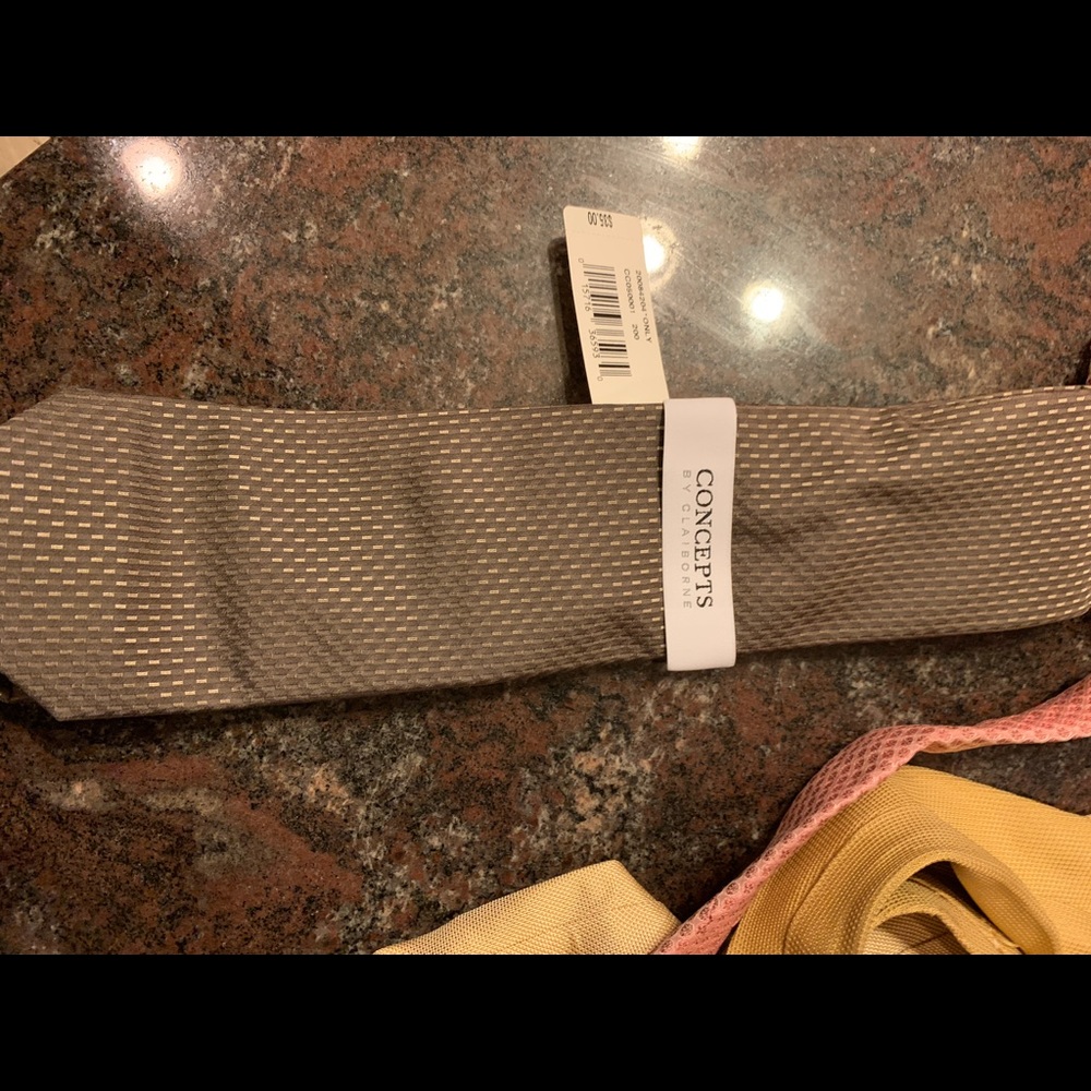 Concepts by Claiborne men’s brown pattern tie.